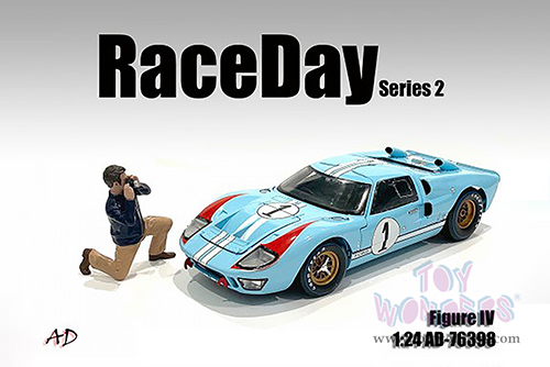 American Diorama Figurine - Race Day 2 Figure IV (1/24 scale, Black/Light Brown) 76398
