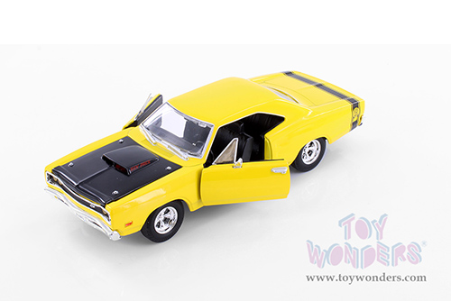 Showcasts® Collectibles - Dodge Coronet Super Bee Hardtop (1969, 1/24 scale diecast model car, Asstd.) 77315D MAP: $19.99