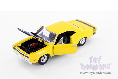 Showcasts® Collectibles - Dodge Coronet Super Bee Hardtop (1969, 1/24 scale diecast model car, Asstd.) 77315D MAP: $19.99