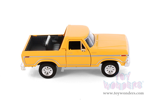 Showcasts® Collectibles - Ford Bronco (open top) (1978, 1/24 scale diecast model car, Asstd.) 77374D MAP: $19.99