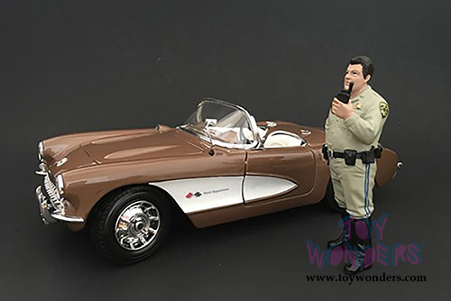 American Diorama Figurine - Highway Patrol | Talking on Radio (1/18 scale, Beige) 77466