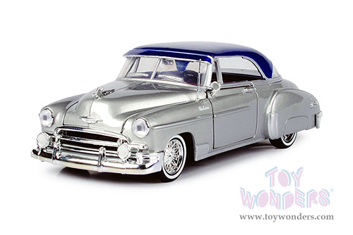 Motormax Get Low - Chevrolet® Bel Air® Lowrider (1950, 1/24 scale diecast model car, Silver/Blue Top) 79026WLSV