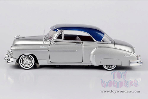 Motormax Get Low - Chevrolet® Bel Air® Lowrider (1950, 1/24 scale diecast model car, Silver/Blue Top) 79026WLSV