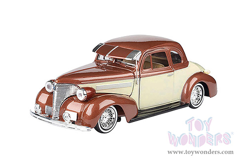 Motormax Get Low - Chevrolet&reg; Coupe Lowrider (1939, 1/24 scale diecast model car, Brown/Beige) 79028WLBE