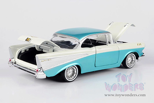 Motormax Get Low - Chevrolet&reg; Bel Air&reg; Lowrider (1957, 1/24 scale diecast model car, White/Turquoise) 79029WLTQ
