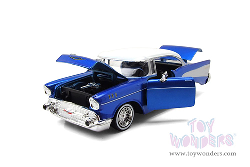 Motormax Get Low - Chevrolet® Bel Air® Lowrider (1957, 1/24 scale diecast model car, Blue/White) 79030