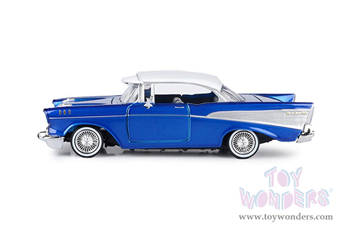 Motormax Get Low - Chevrolet® Bel Air® Lowrider (1957, 1/24 scale diecast model car, Blue/White) 79030