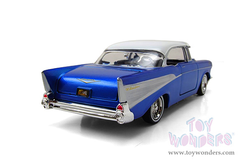 Motormax Get Low - Chevrolet® Bel Air® Lowrider (1957, 1/24 scale diecast model car, Blue/White) 79030
