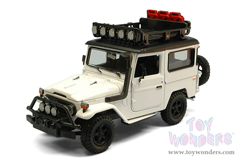 Motormax Off Road - Toyota FJ40 Land Cruiser (1974, 1/24 scale diecast model car, Light Cream) 79137WT