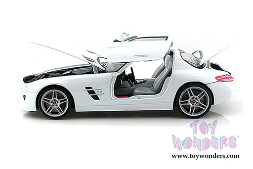 Motormax - Mercedes-Benz SLS AMG Hardtop (1/18 scale diecast model car, White) 79162W