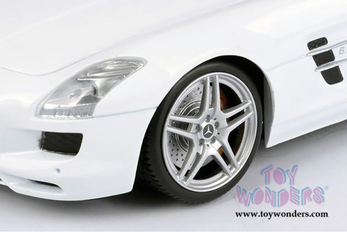 Motormax - Mercedes-Benz SLS AMG Hardtop (1/18 scale diecast model car, White) 79162W