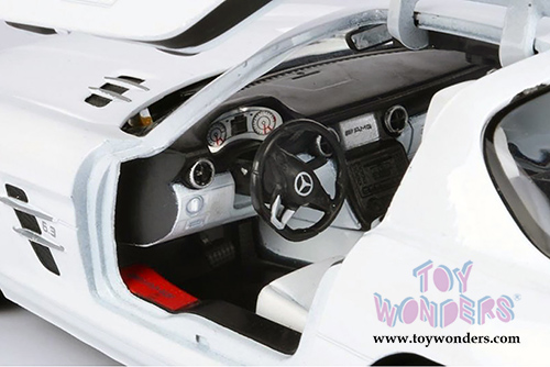 Motormax - Mercedes-Benz SLS AMG Hardtop (1/18 scale diecast model car, White) 79162W