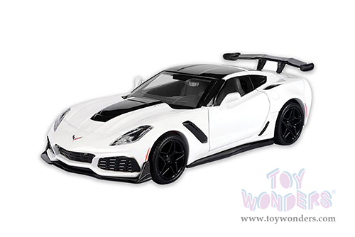 Showcasts  Collectibles - Chevrolet® Corvette® ZR1 Hardtop (2019, 1/24 scale diecast model car, White) 79356WT