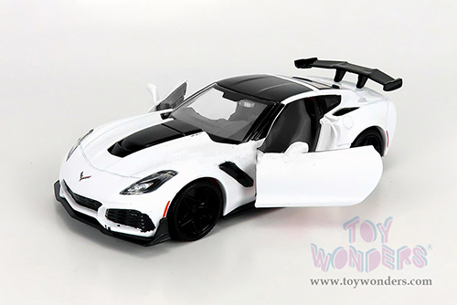 Showcasts  Collectibles - Chevrolet® Corvette® ZR1 Hardtop (2019, 1/24 scale diecast model car, White) 79356WT
