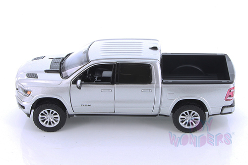Showcasts Collectibles - Dodge Ram 1500 Crew Cab Laramie Pickup Truck (2019, 1/27 scale diecast model car, Asstd.) 79357/2/16D