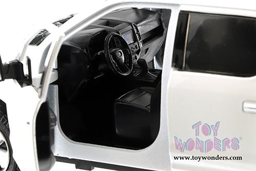 Showcasts Collectibles - Ford F-150 Lariat Crew Cab Pickup Truck (2019, 1/27 scale diecast model car, White) 79363WH