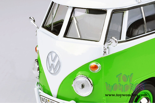 Motormax - Volkswagen Type 2 (T1) Delivery Van with Roof Rack (1/24 scale diecast model car, Green/White) 79551WTGRN