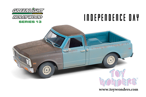 Greenlight Hollywood Series 13 | Chevrolet&reg; C-10 Pickup Truck "Independence Day" (1971, 1/24 scale diecast model car, Blue/Brown Weathered) 84132