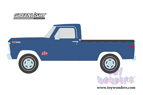 Greenlight - Running on Empty Series 4 | Ford F-100 Pick Up Truck with Bed Cover STP (19670, 1/24 scale diecast model car, Blue) 85053