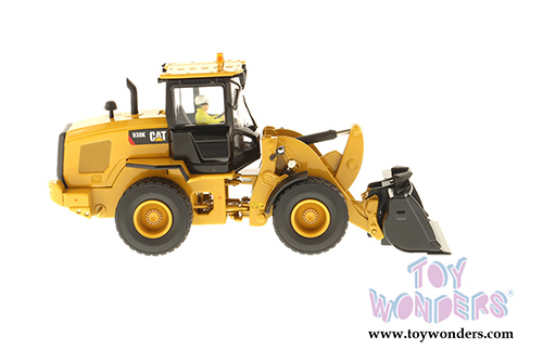 Diecast Masters - Caterpillar 938K Wheel Loader Tractor with Operator - High Line Series (1/50 scale diecast model car, Yellow) 85228