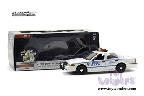 Greenlight Hollywood - Ford Crown Victoria Police Interceptor New York City Police Department (NYPD) Hot Pursuit Series (2011, 1/24 scale diecast model car, White/Blue) 85513
