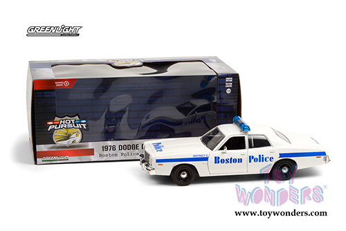 Greenlight - Dodge Coronet Boston Police Department Hot Pursuit (1976, 1/24 scale diecast model car, White/Blue) 85521/12