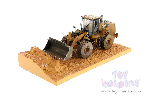 Diecast Masters - Caterpillar&reg; 966M Weathered Wheel Loader with operator - Weathered Series (1/50 scale diecast model car, Yellow/Black) 85703