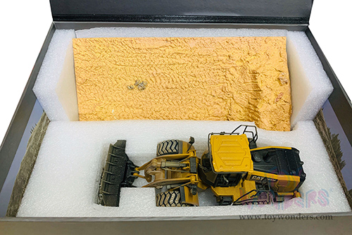 Diecast Masters - Caterpillar&reg; 966M Weathered Wheel Loader with operator - Weathered Series (1/50 scale diecast model car, Yellow/Black) 85703