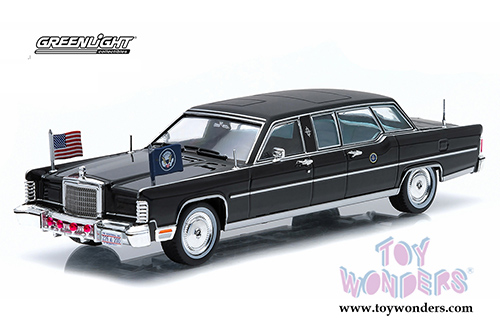 Greenlight Presidential Limos - Gerald R. Ford's Lincoln Continental Limousine (1972, 1/43 scale diecast model car, Black) 86110B