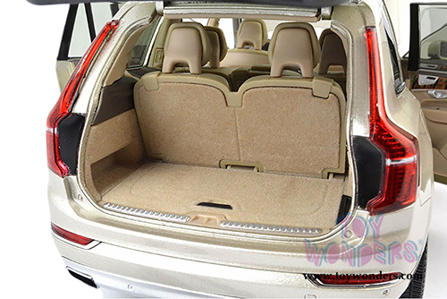 Motor City Classics - Volvo XC90 Hard Top (2015, 1/18 scale diecast model car, Sand) 88191