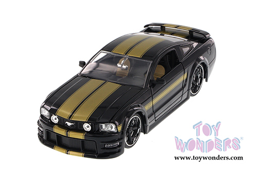 Jada Toys Bigtime Muscle - Ford Mustang GT Hard Top (2006, 1/24 scale diecast model car, Asstd.) 90658YV