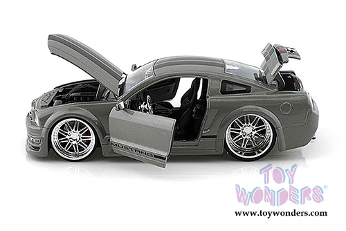 Jada Toys Bigtime Muscle - Ford Mustang GT Hard Top (2006, 1/24 scale diecast model car, Asstd.) 90659