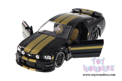 Jada Toys Bigtime Muscle - Ford Mustang GT Hard Top (2006, 1/24 scale diecast model car, Asstd.) 90661YV