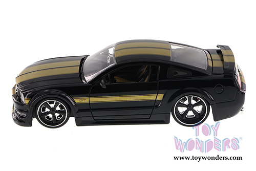 Jada Toys Bigtime Muscle - Ford Mustang GT Hard Top (2006, 1/24 scale diecast model car, Asstd.) 90661YV