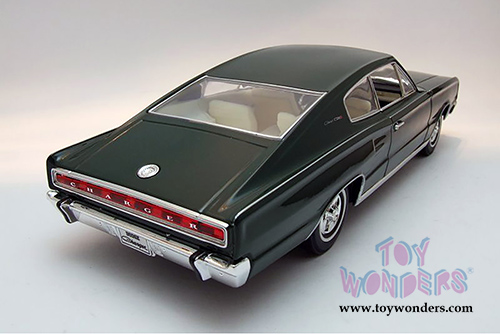 Lucky Road Signature - Dodge Charger Hard Top (1966, 1/18 scale diecast model car, Green) 92638GN/12