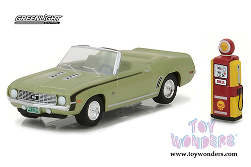 Greenlight - The Hobby Shop Series 1 | Chevrolet Camaro Convertible with Vintage Gas Pump (1969, 1/64 scale diecast model car, Green) 97010B/48