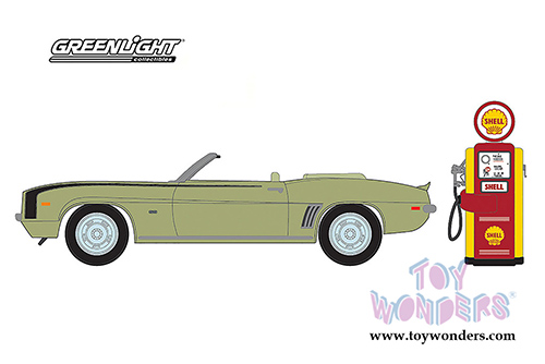 Greenlight - The Hobby Shop Series 1 | Chevrolet Camaro Convertible with Vintage Gas Pump (1969, 1/64 scale diecast model car, Green) 97010B/48