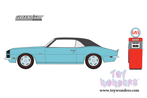 Greenlight - The Hobby Shop Series 5 | Chevrolet Camaro SS with Vintage Gas Pump (1968, 1/64 scale diecast model car, Blue/Back) 97050B/48