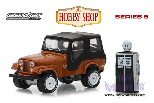 Greenlight - The Hobby Shop Series 5 |  Jeep CJ-5 with Vintage Gas Pump (1974, 1/64 scale diecast model car, Copper Metallic) 97050D/48