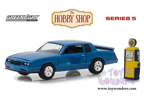 Greenlight - The Hobby Shop Series 5 | Chevrolet Monte Carlo SS with Vintage Gas Pump (1984, 1/64 scale diecast model car, Blue) 97050F/48