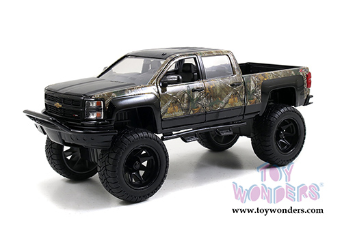Jada Toys Realtree - Chevy&reg; - Silverado&trade; Off Road with dog (2014, 1/24 scale diecast model car, Green camouflage) 97144