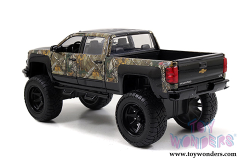 Jada Toys Realtree - Chevy&reg; - Silverado&trade; Off Road with dog (2014, 1/24 scale diecast model car, Green camouflage) 97144
