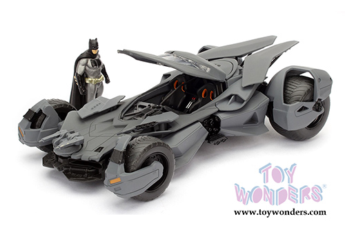 Jada Toys - Metals Die Cast | Batman vs Superman&trade; Batmobile&trade; & Batman&trade; figure (1/24, diecast model car, Black) 98034