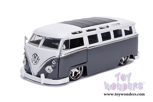 Jada Toys Bigtime Kustoms - Volkswagen Bus (1962, 1/24 scale diecast model car, Gray w/ White) 99024