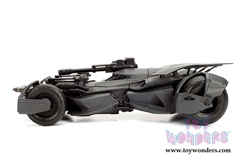 Jada Toys - Metals Die Cast | 2017 Justice League™ Batmobile™ with Batman™ figure (1/24, diecast model car, Black) 99314