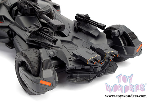 Jada Toys - Metals Die Cast | 2017 Justice League™ Batmobile™ with Batman™ figure (1/24, diecast model car, Black) 99314