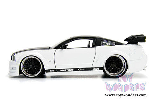 Jada Toys - Metals Die Cast | Big Time Muscle Ford Mustang GT Hardtop (2006, 1/24 scale diecast model car, Asstd.) 99979DP1