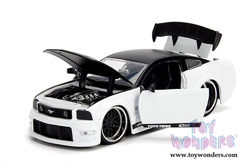 Jada Toys - Metals Die Cast | Big Time Muscle Ford Mustang GT Hardtop (2006, 1/24 scale diecast model car, Asstd.) 99979DP1