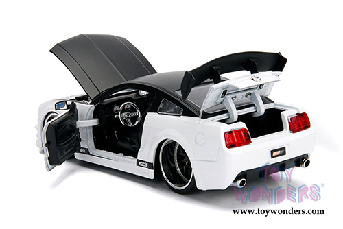 Jada Toys - Metals Die Cast | Big Time Muscle Ford Mustang GT Hardtop (2006, 1/24 scale diecast model car, Asstd.) 99979DP1