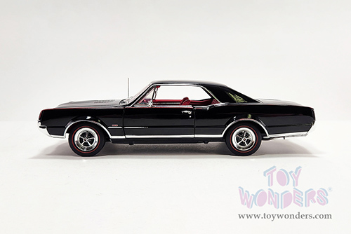 Acme - Oldsmobile 442 W-30 Hardtop (1967, 1/18 scale diecast model car, Ebony Black) A1805622